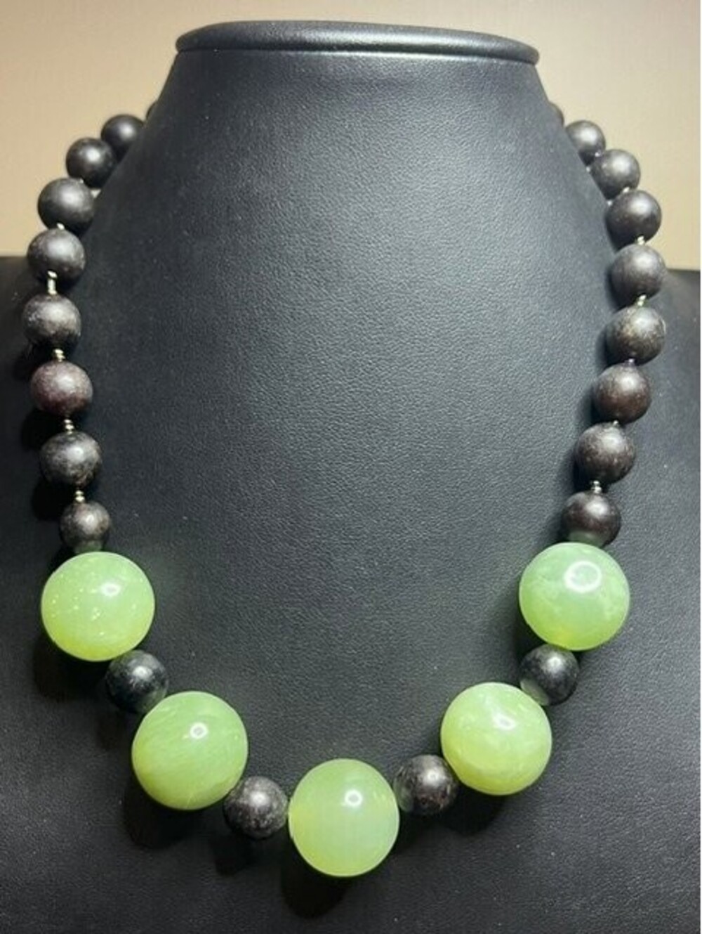 B7404  Green Jade & black clay bead chunky statement Necklace toggle Clasp 19"